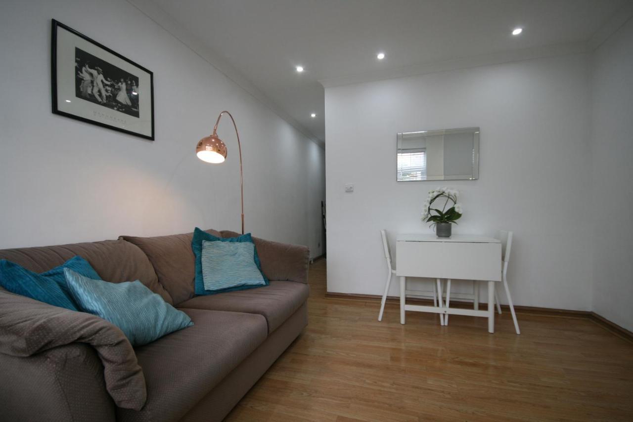 Molesey Near Hampton Court, Viking Short Stays West Molesey Екстер'єр фото