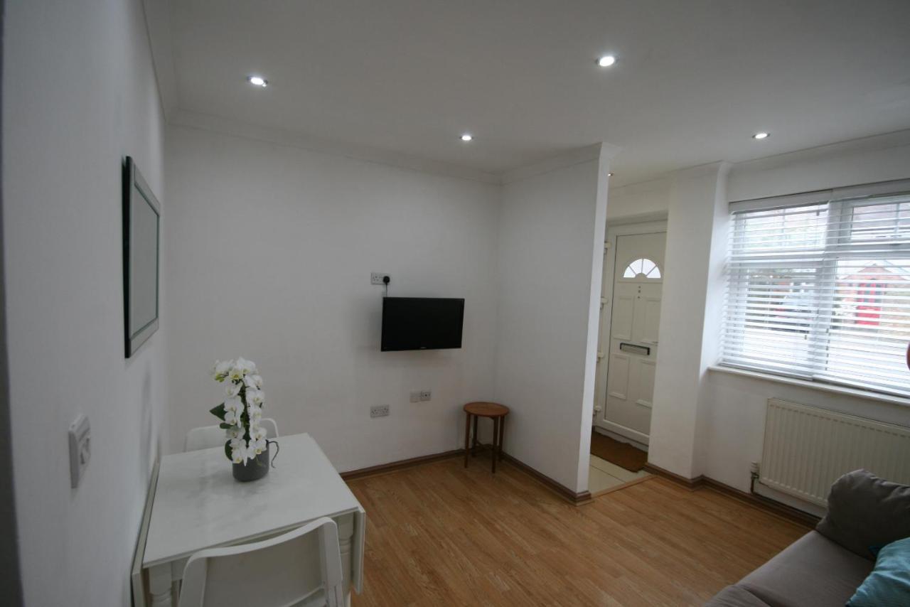 Molesey Near Hampton Court, Viking Short Stays West Molesey Екстер'єр фото