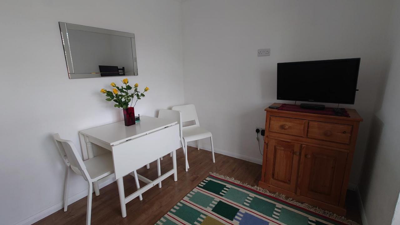 Molesey Near Hampton Court, Viking Short Stays West Molesey Екстер'єр фото